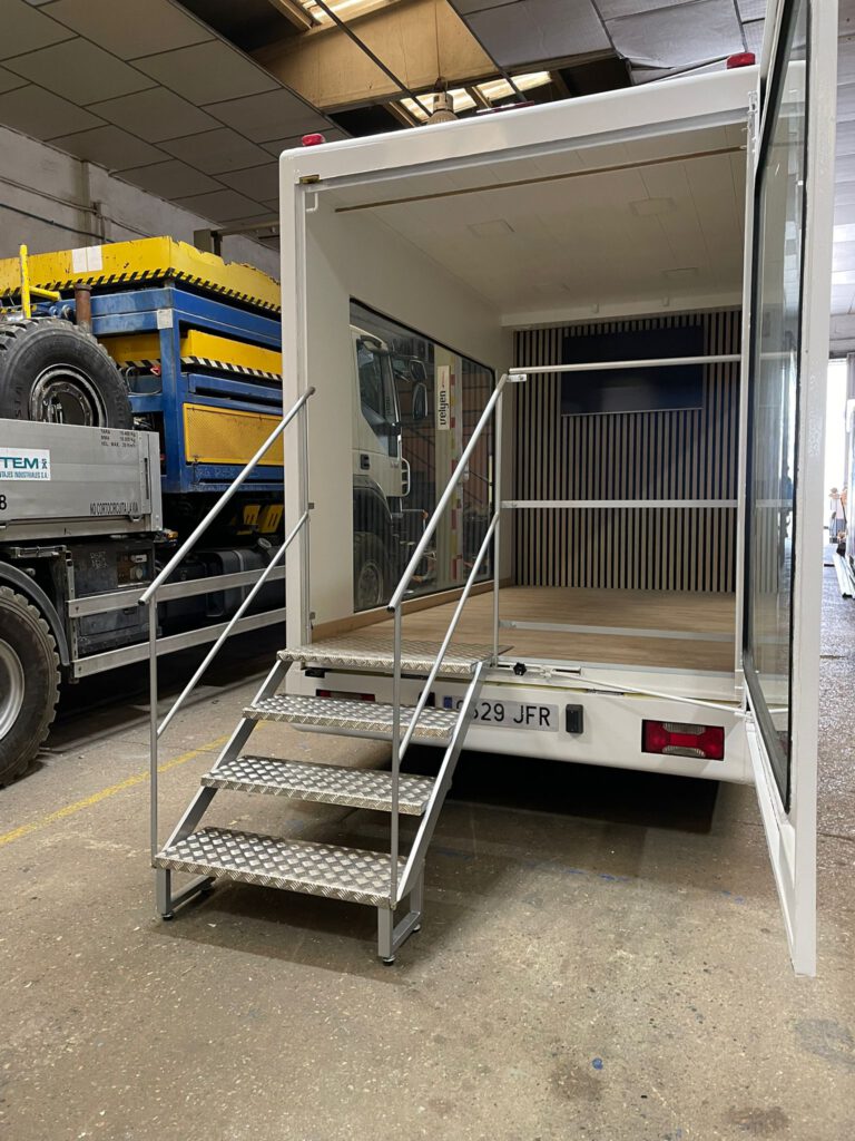 Camión escaparate transparente